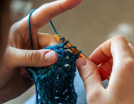 mulher mostrando como aprender crochê