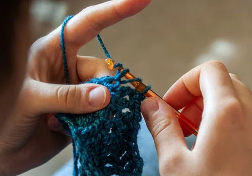 mulher mostrando como aprender crochê
