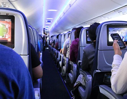 passageiros no avião após comprar passagens baratas